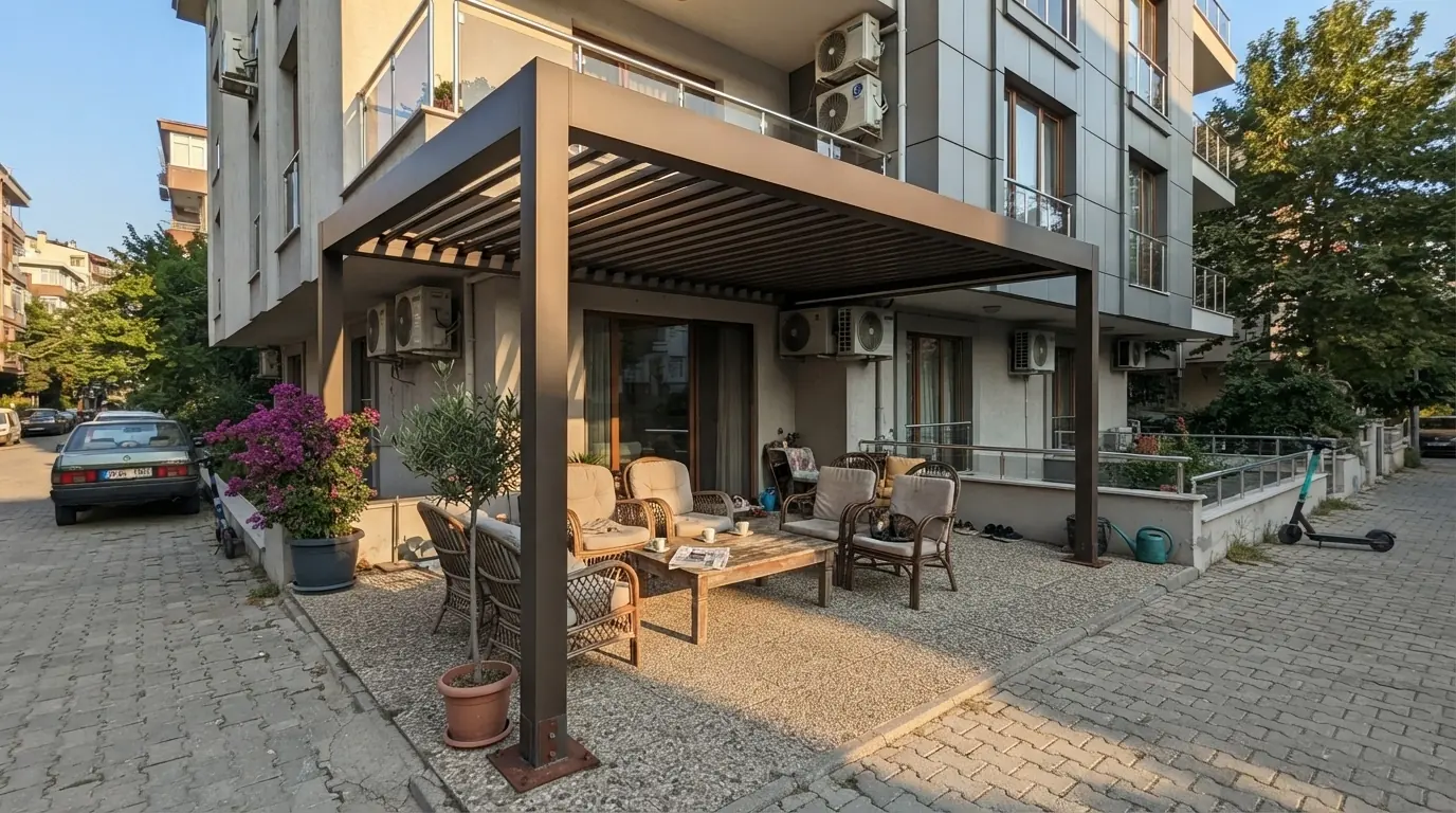 İşletme terasında lamelli bioklimatik pergola ve oturma düzeni