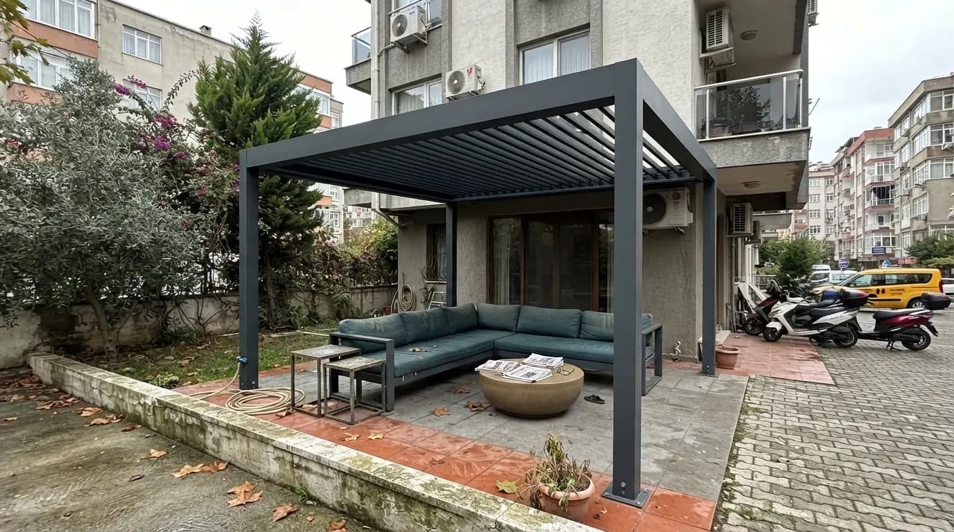 Bahçe terasında antrasit renkli bioklimatik pergola uygulaması