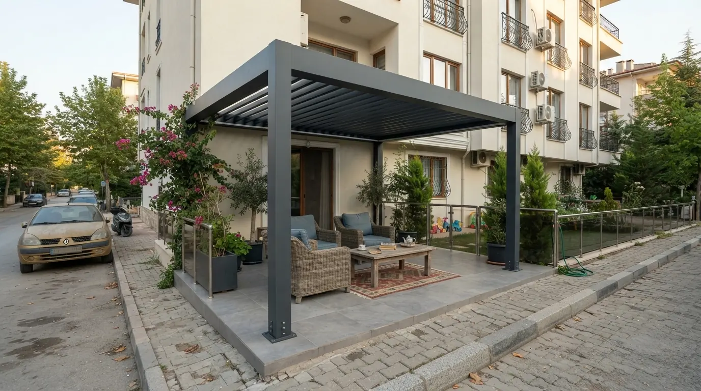 Sokak cephesinde antrasit renkli pergola ve dış oturma alanı