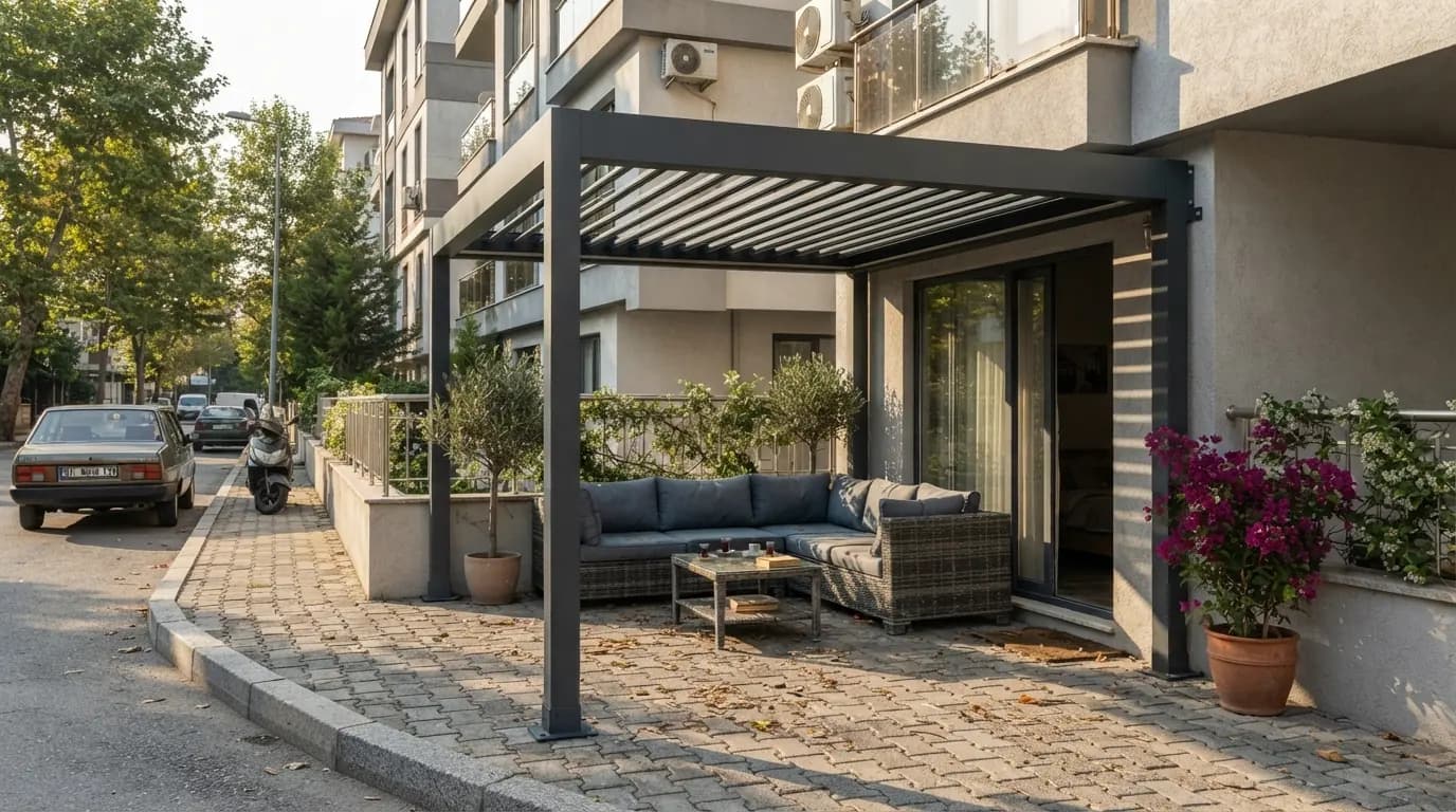 Bahçe terasında lamelli pergola altında oturma grubu