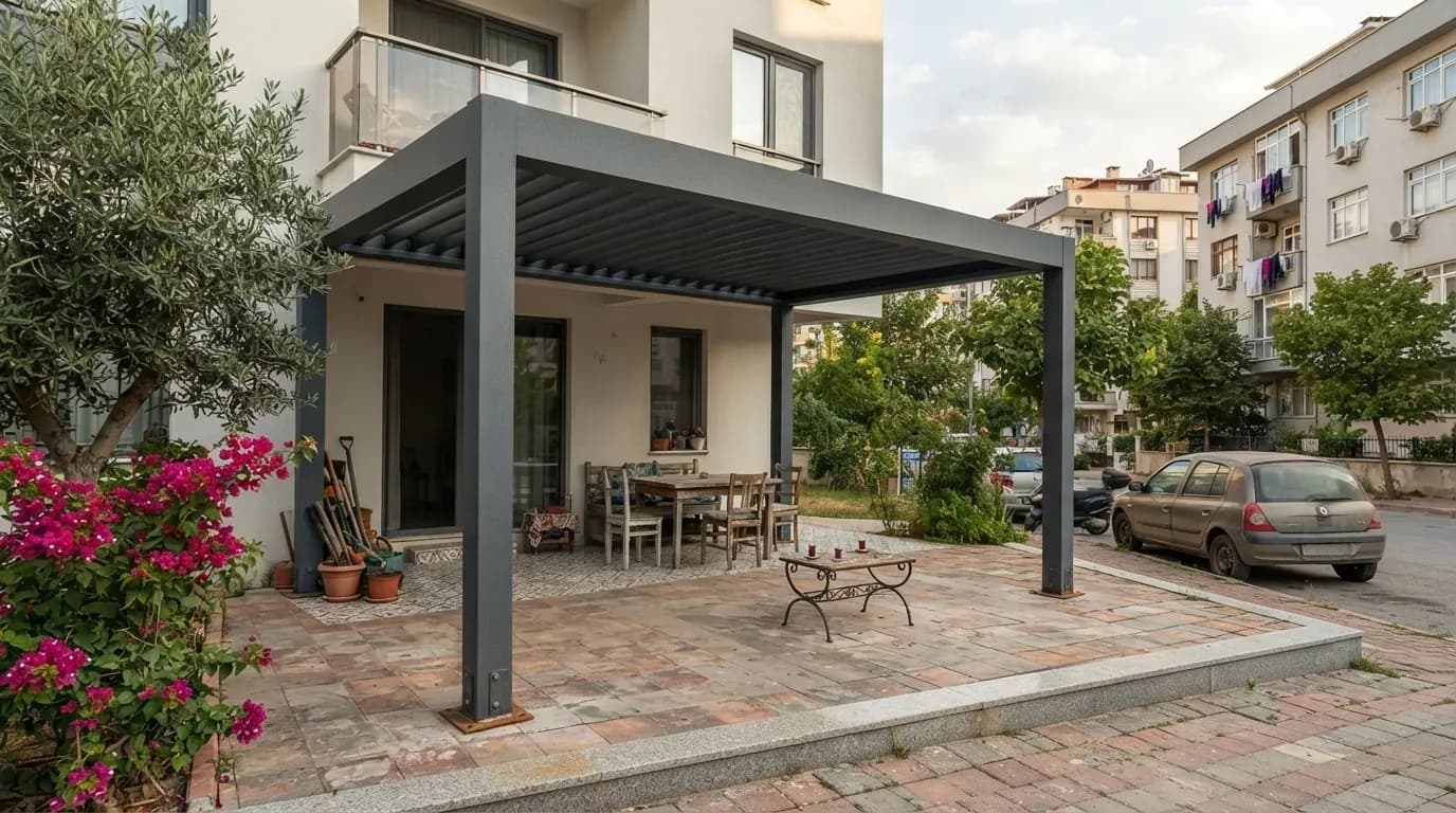 Teras üzerinde kurulmuş rollingroof pergola ve oturma alanı