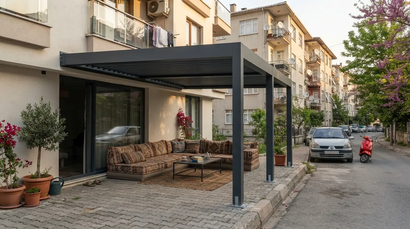 Bayraklı’da bir teras üzerine kurulmuş tente ve pergola uygulaması